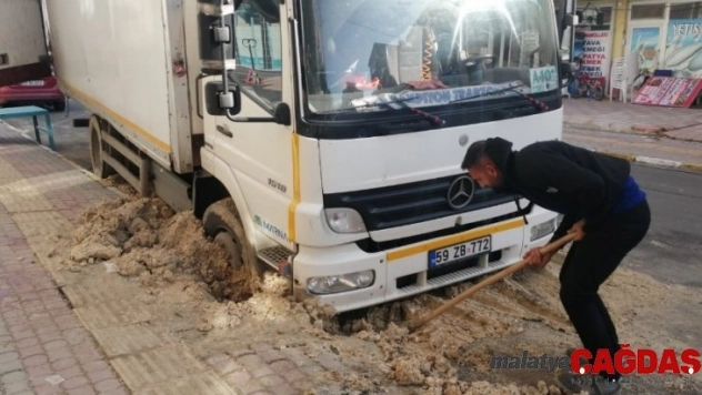 Sevkiyat kamyonu çöken yolda mahsur kaldı
