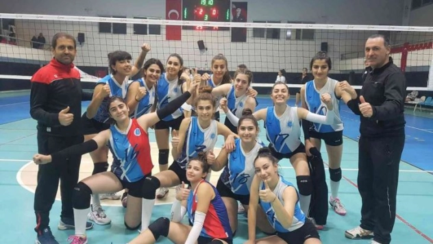 Seyhan'ın genç kız voleybolcuları şampiyon