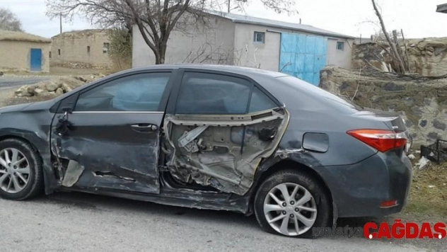 Seyir halinde kendini vurdu, otomobili kaymakamın aracına çarptı