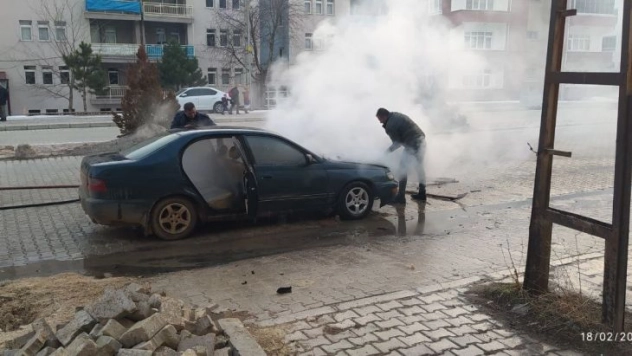 Seyir halindeki araç alev aldı