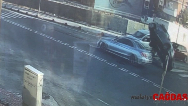 Seyir halindeki araca çarpıp devrilen otomobil kamerada