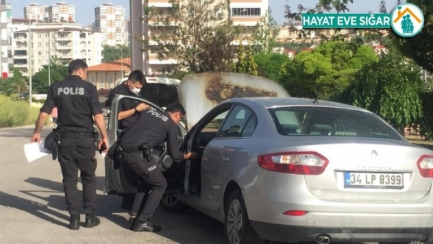 Seyir halindeki aracın motor kısmı alev alev yandı