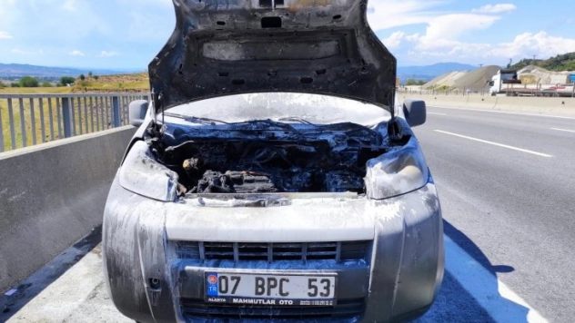 Seyir halindeki aracın motoru yandı