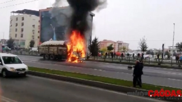 Seyir halindeki kamyon alev topuna döndü