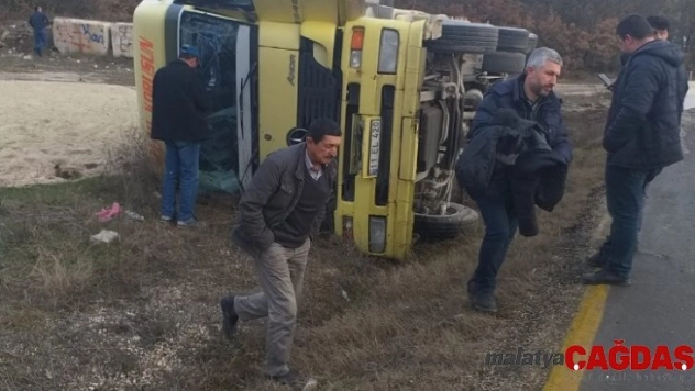 Seyir halindeki kamyon devrildi sürücü yaralandı