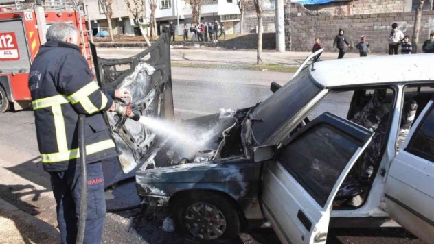 Seyir halindeki LPG'li otomobil alev aldı