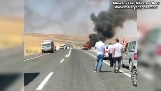 Seyir halindeki otomobil alev topuna döndü