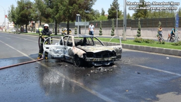 Seyir halindeki otomobil alev aldı, geriye külü kaldı