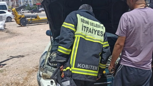 Seyir halindeki otomobil alev aldı