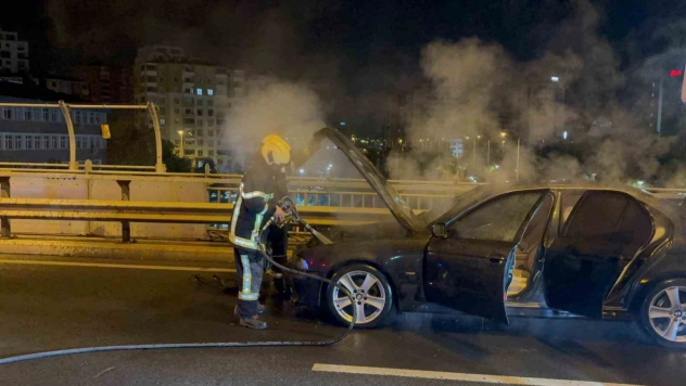 Seyir halindeki otomobil alev aldı