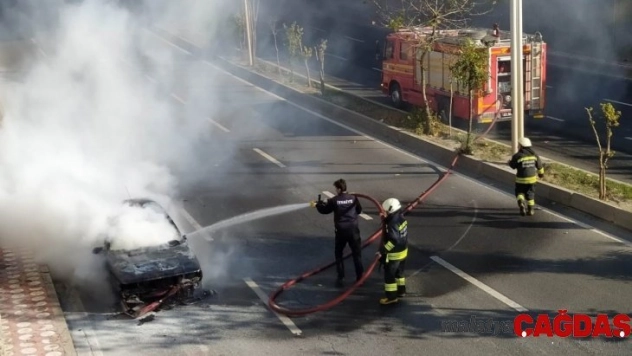 Seyir halindeki otomobil cayır cayır yandı