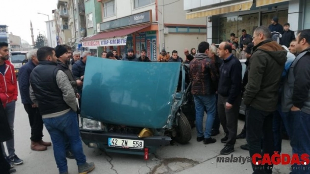 Seyir halindeki otomobil park halindeki araçlara çarptı: 3 yaralı