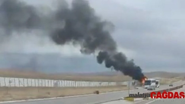 Seyir halindeki tır alev alev yandı