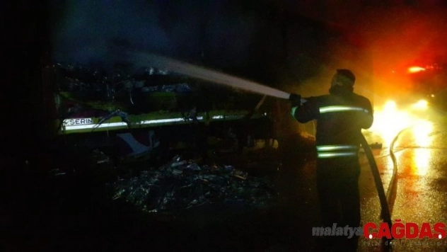 Seyir halindeki tırın dorsesi yandı