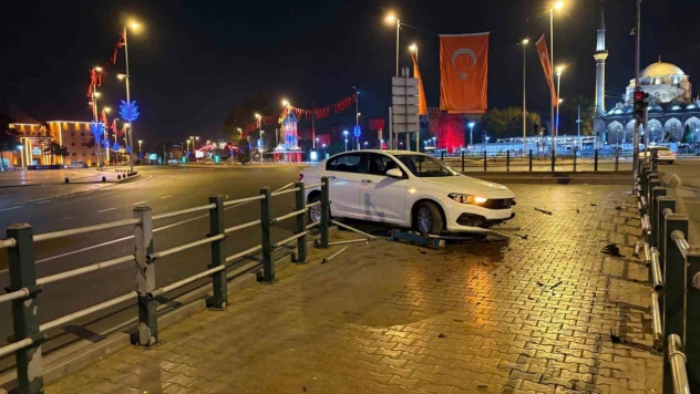 Seyir halindeyken uyuyan otomobil sürücüsü bariyerlere girdi