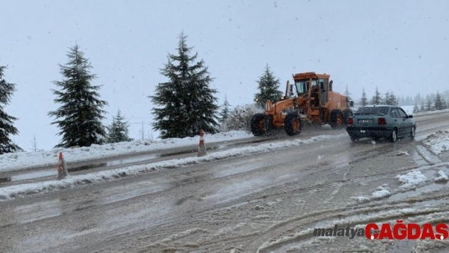Seyitgazi yolunda kar temizleme çalışmaları