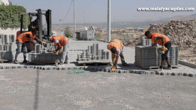 Seyrantepe'de yollar kilitli parkeyle döşeniyor