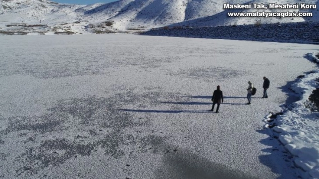 Sibirya soğuklarının etkisiyle dondu, kırağı ile gözden kayboldu