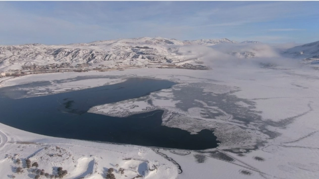 Sibirya soğuklarının hakim olduğu Van'da Sıhke Göleti'nin yüzeyi dondu