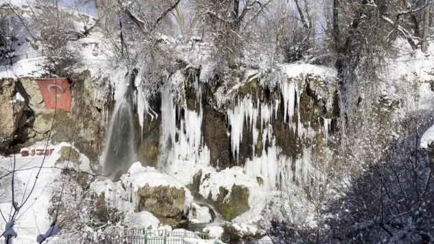 Sıcaklığın eksi 21 dereceye düştüğü Sivas'ta Sızır Şelalesi'nde devasa buz sarkıtları oluştu