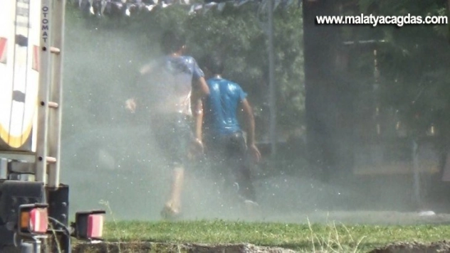 Sıcaktan bunalan çocuklar fıskiye ile serinledi