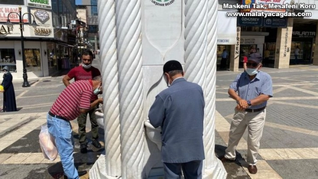 Sıcaktan bunalan vatandaşlar çeşme başında serinliyor