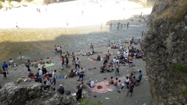 Sıcaktan bunalan vatandaşlar serin yerlere akın ediyor