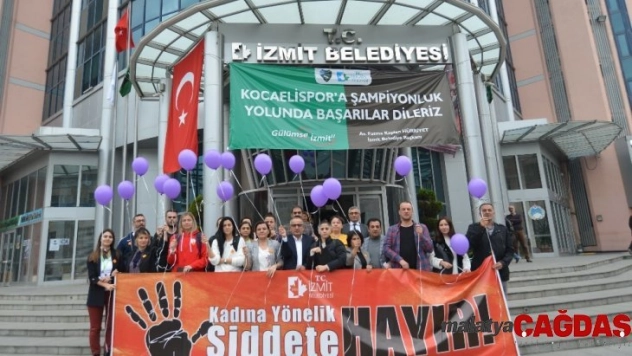 Şiddete gören kadınlar için mor balon uçurdular