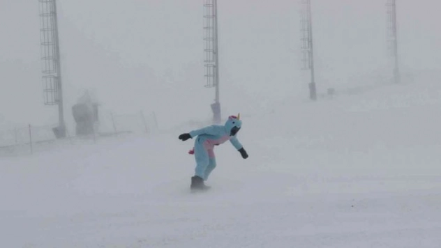 Şiddetli kar fırtınası, Palandöken'de kayak yapanlara zor anlar yaşattı
