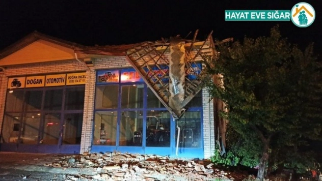 Şiddetli rüzgar çatıları uçurdu
