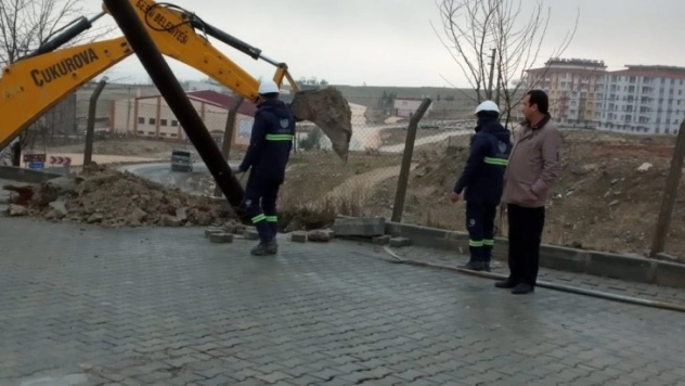 Şiddetli rüzgar elektrik direğini devirdi