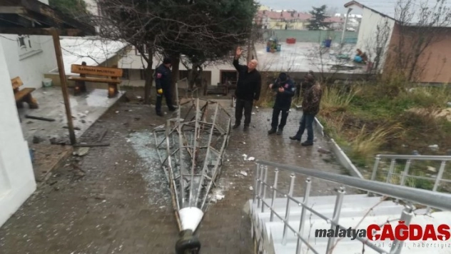 Şiddetli rüzgar minarenin külahını uçurdu