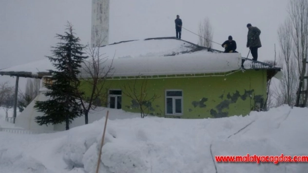 Şiddetli rüzgar minareyi devirdi