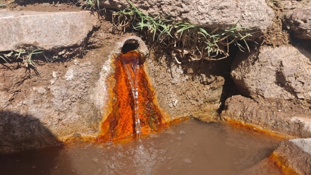 Şifalı suya ulaşmak isteyen vatandaşlar kilometrelerce yol yürüyor