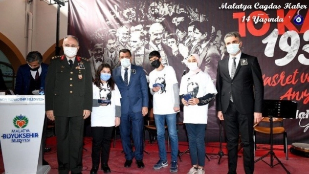 Şiir yarışmasında dereceye girenlere ödülleri verildi