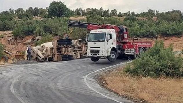 Siirt'te beton mikseri devrildi