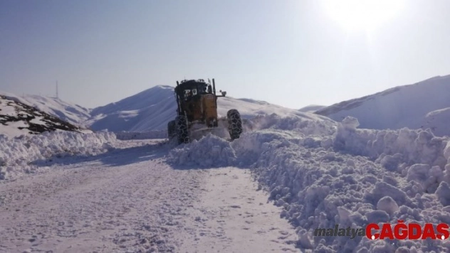 Siirt'te kar esareti devam ediyor