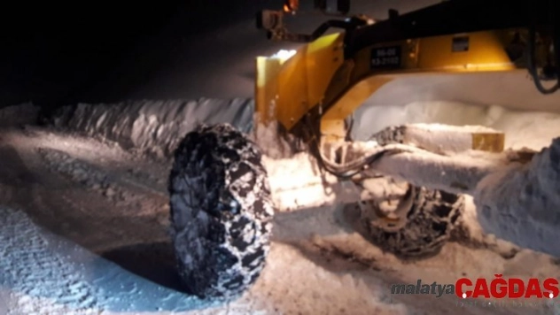 Siirt'te kar yolları kapattı, 2 yaşındaki bebek ekiplerce kurtarıldı