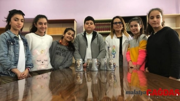 Siirtli öğrenciler bardakla ritim tutup türkü söyledi
