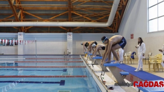 Siirtli öğrenciler şampiyon olmak için kulaç attı