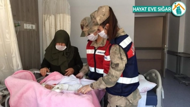 Silah arkadaşlarının baba olma sevincini paylaştılar