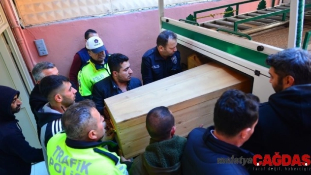 Silahını temizlerken kendini vuran polisin cenazesi alındı