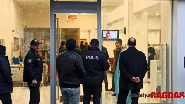 Silahla banka soydu, çıkarken bomba bıraktı