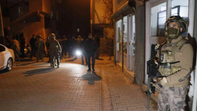 Silahlı kavgaya karışan şüpheli kaçtığı sırada polisi tabancayla vurdu