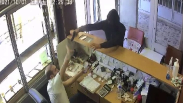 Silahlı kuyumcu soygunu kamerada