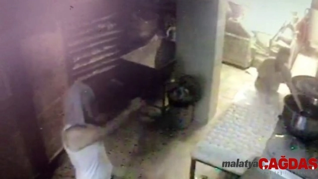 Silahlı soyguna aldırmadan ekmek yapmaya devam ettiler