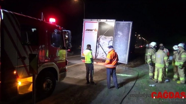 Silivri'de kepek yüklü tırın lastikleri alev aldı