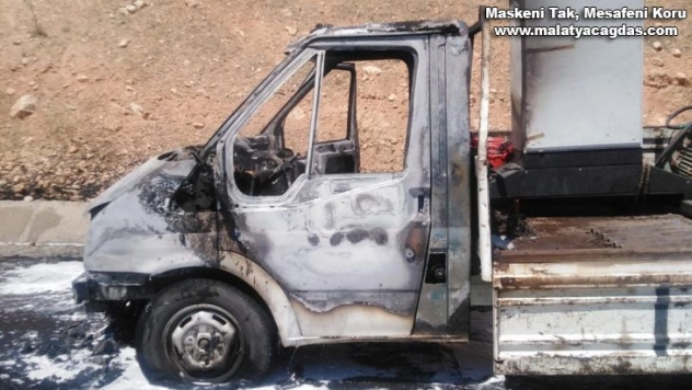 Silvan - Batman yolunda seyir halindeki kamyonet alev aldı