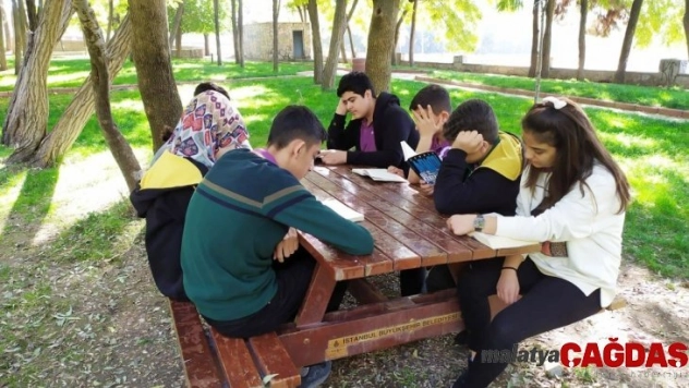 Silvan'da lise öğrencilerinden kitap okuma etkinliği