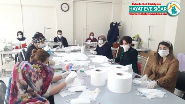 Silvan'da sağlık çalışanları için maske üretiliyor